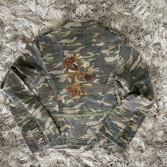 Sirens girls camouflage embroidery detailing zipper front jacket. Size S. Used. - Picture 11 of 14